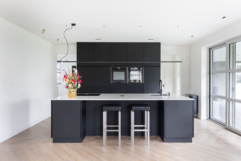 Moderne zwarte keuken met eiland