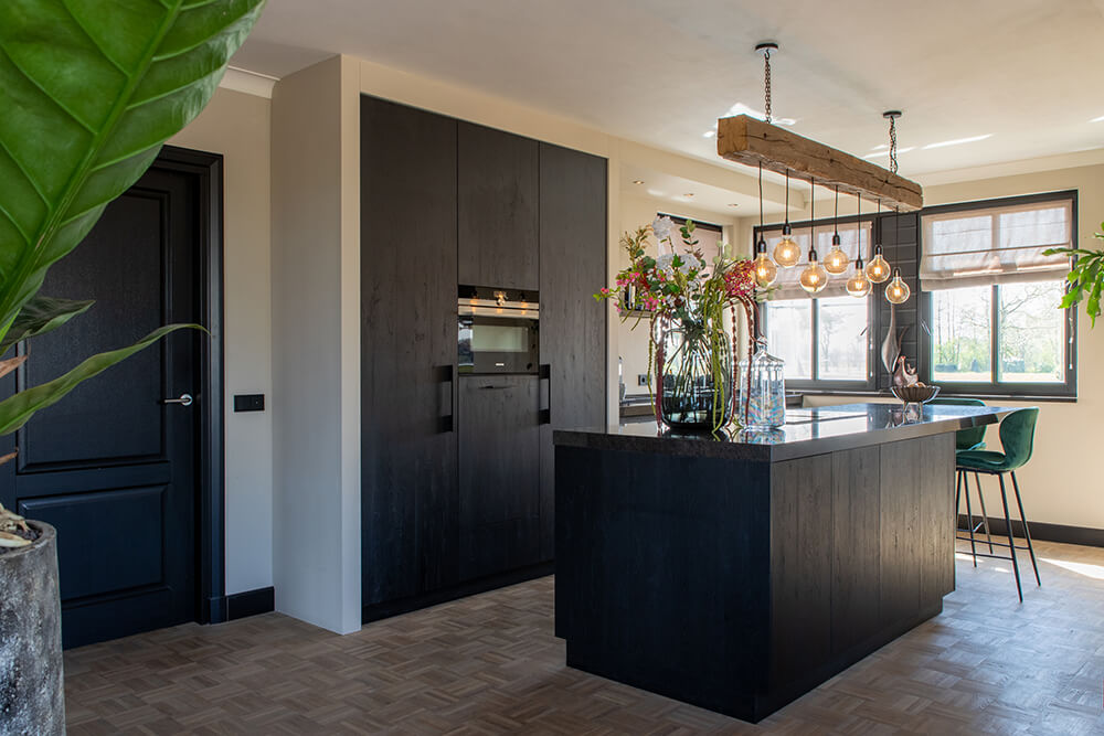 Moderne zwarte keuken met kookeiland