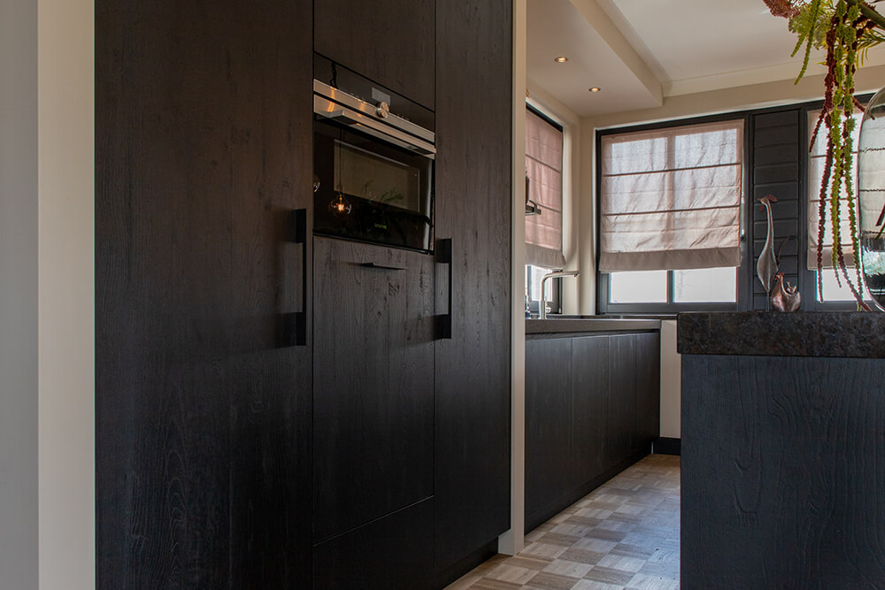 Moderne zwarte keuken met kookeiland