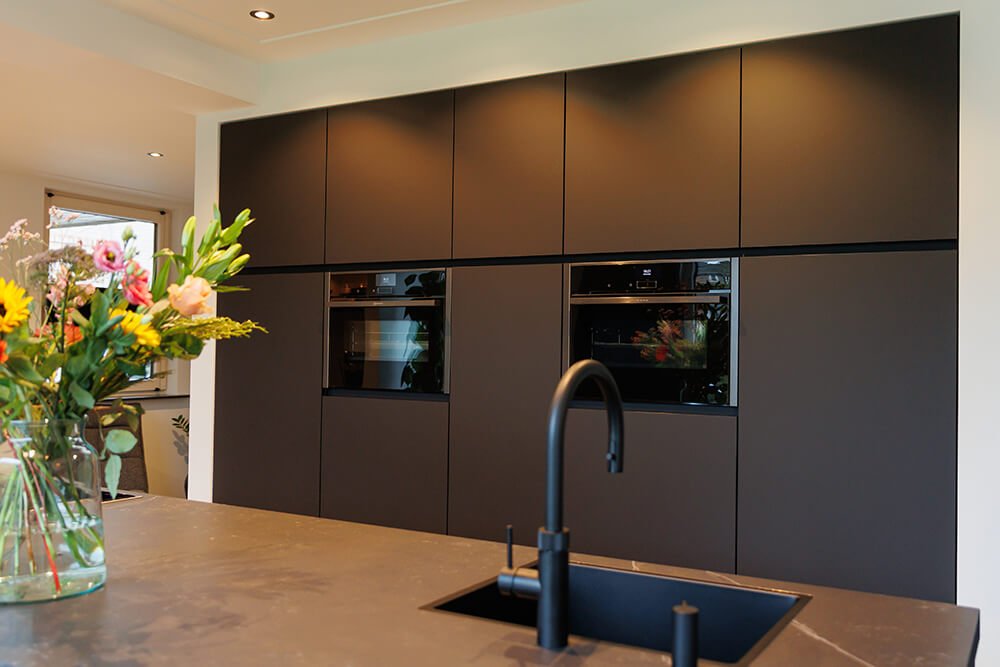 Moderne zwarte keuken & interieur