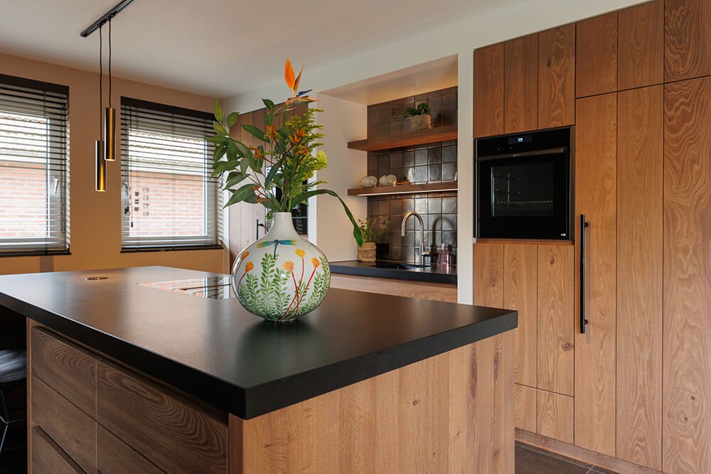 Eiken keuken met zwart blad & tv-meubel