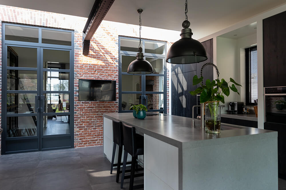 Moderne keuken met beton eiland