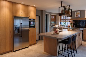 Licht eiken keuken met beton blad