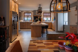 Licht eiken keuken met beton blad