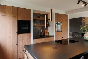 Eiken keuken met zwart blad & tv-meubel