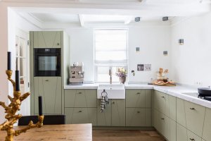 Massief eiken groene keuken met schuine panelen