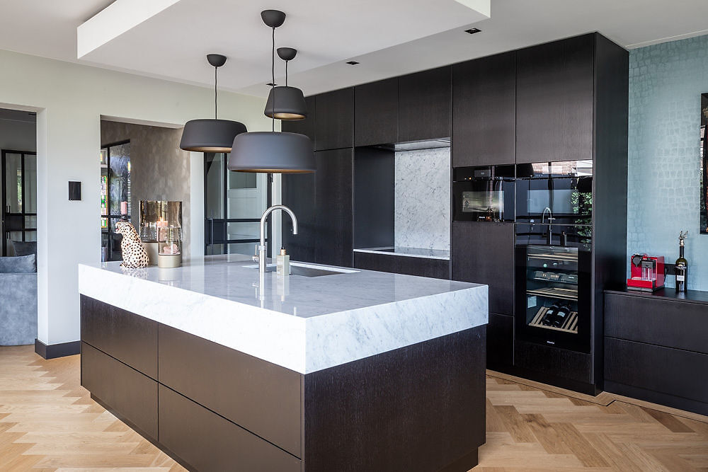 Moderne zwarte keuken met interieur 
