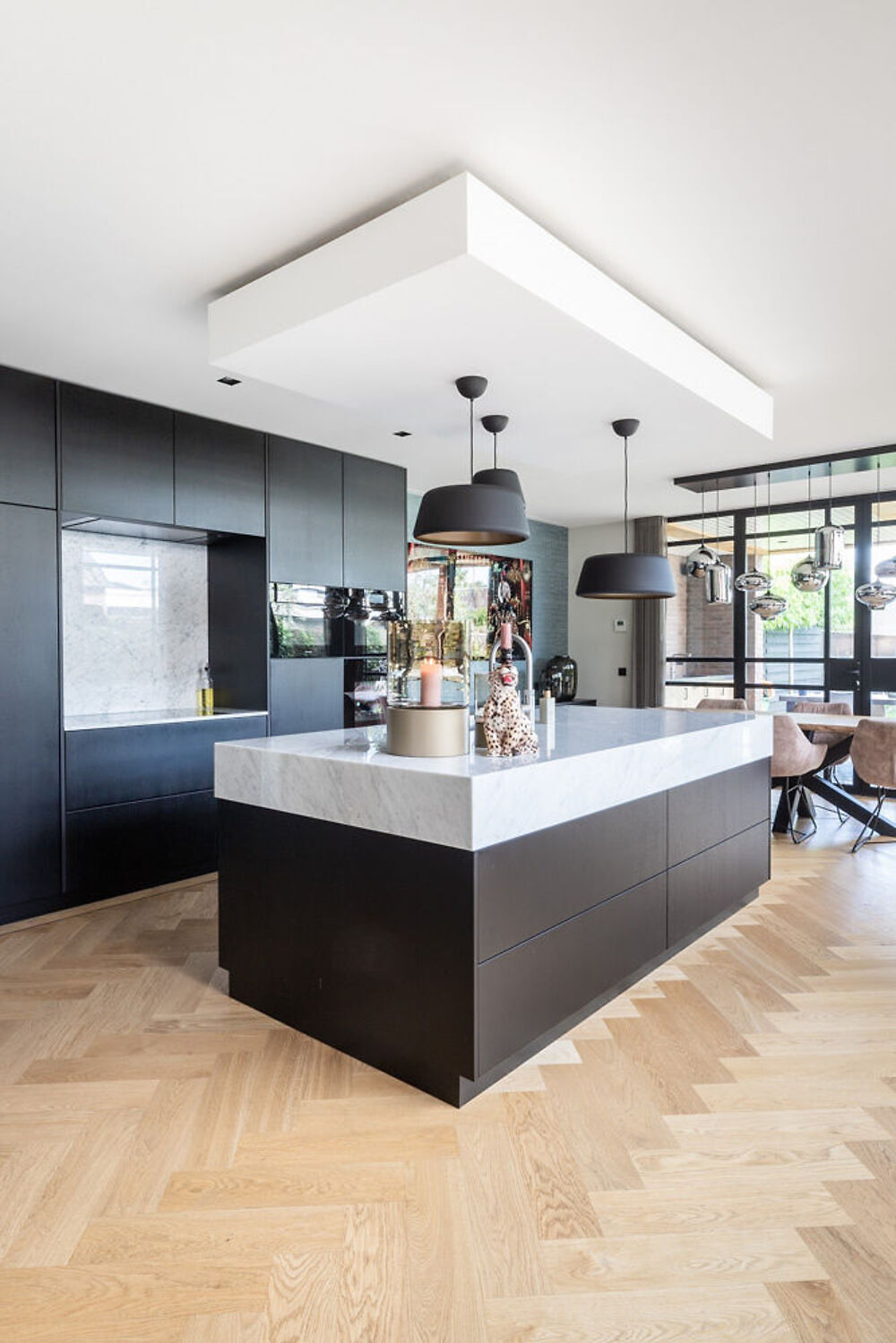 Moderne zwarte keuken met interieur