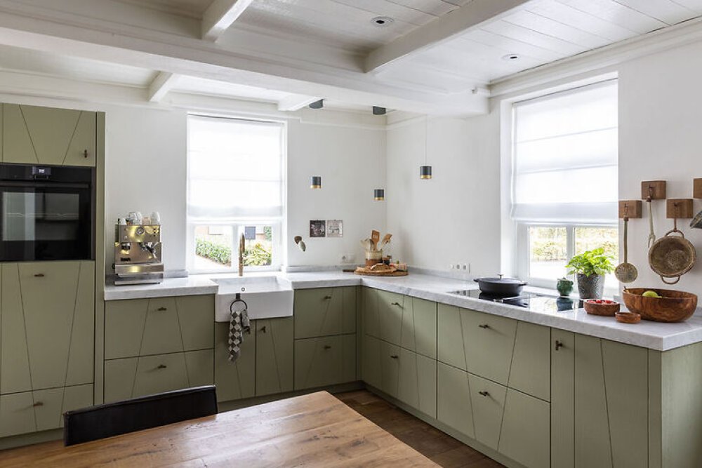 Massief eiken groene keuken met schuine panelen